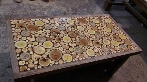 Оригинальные столики из стволов и спилов деревьев. Где взять спил?