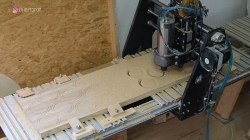 Стол из спила дерева с эпоксидной смолой. Как я делал необычный стол из эпоксидки