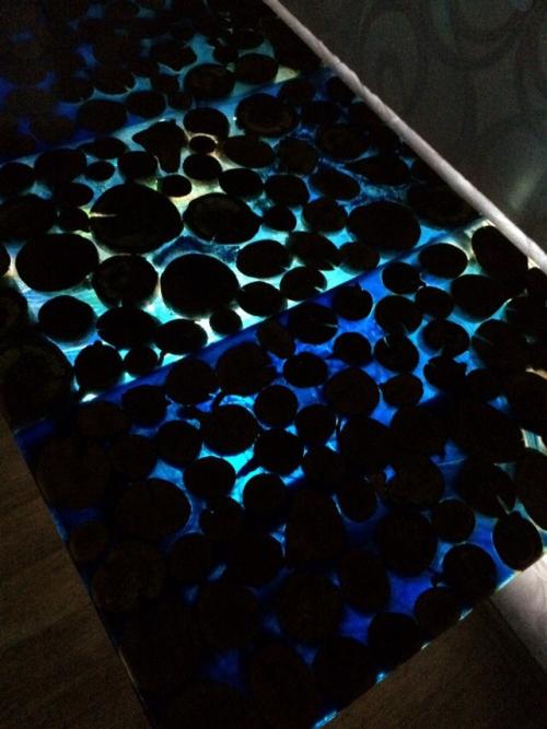 Стол из торцевых спилов берёзы и эпоксидной смолы.. Стол из спилов яблони.