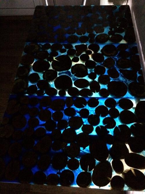 Стол из торцевых спилов берёзы и эпоксидной смолы.. Стол из спилов яблони.