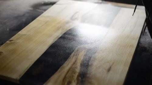 Как сделать стол из эпоксидной смолы и шишек. Что получится, если залить шишки дешёвой эпоксидной смолой?