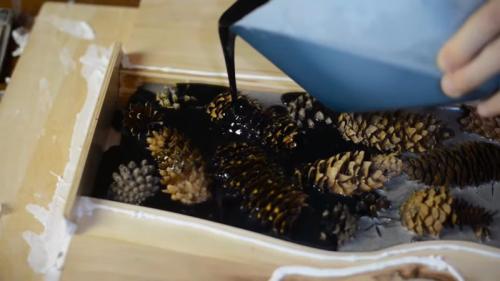 Стол из эпоксидной смолы с шишками. Что получится, если залить шишки дешёвой эпоксидной смолой?