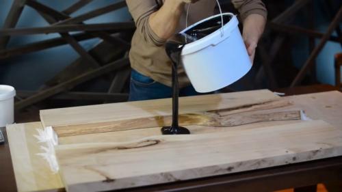 Стол из эпоксидной смолы с шишками. Что получится, если залить шишки дешёвой эпоксидной смолой?