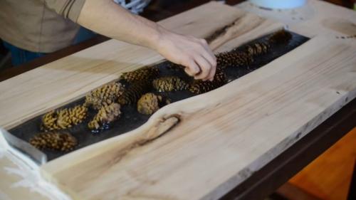 Стол из эпоксидной смолы с шишками. Что получится, если залить шишки дешёвой эпоксидной смолой?