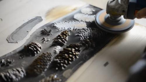 Стол из эпоксидной смолы с шишками. Что получится, если залить шишки дешёвой эпоксидной смолой?