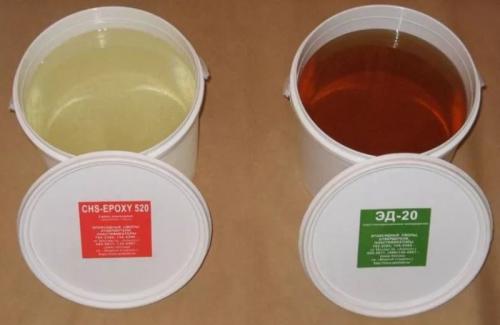 Стол из эпоксидной смолы с цветами. Свойства материала