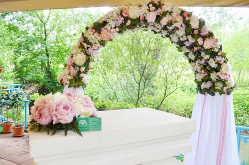 Свадебная церемония с аркой из цветов. Разновидности свадебных арок