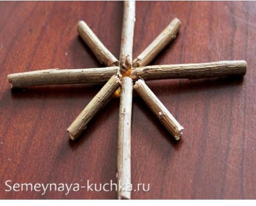 Поделки из спилов дерева на Новый год. на Новый Год.