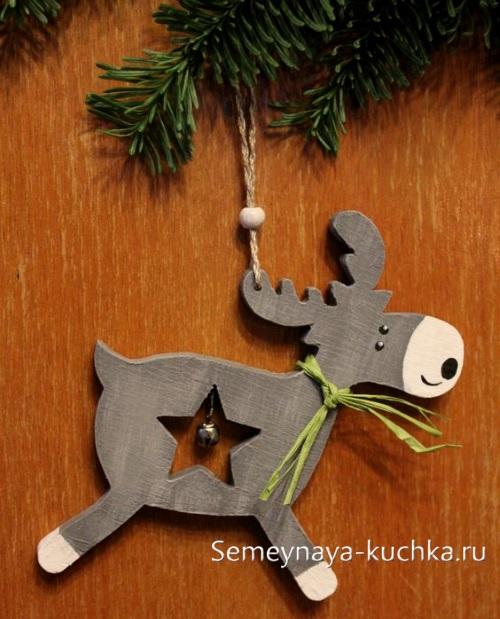 Поделки из спилов дерева на Новый год. на Новый Год.