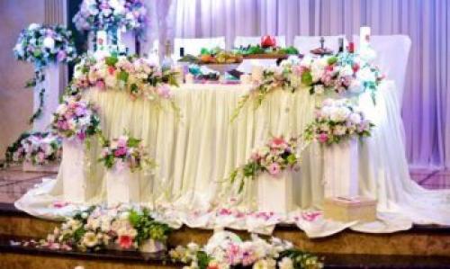 Как сделать композицию из искусственных цветов на свадебный стол. Как украсить цветочными композициями стол жениха и невесты, гостей: свадебная флористика своими руками