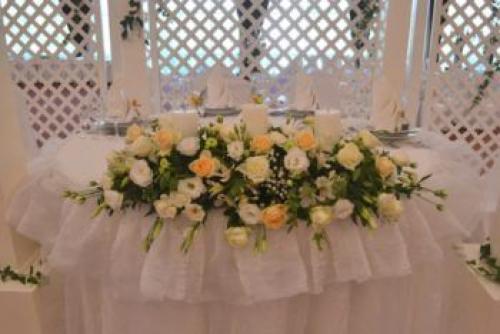 Как сделать композицию из искусственных цветов на свадебный стол. Как украсить цветочными композициями стол жениха и невесты, гостей: свадебная флористика своими руками