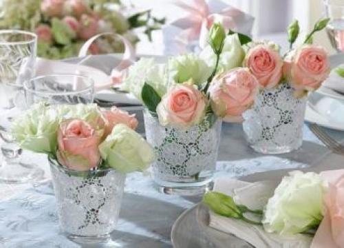 Как сделать композицию из искусственных цветов на свадебный стол. Как украсить цветочными композициями стол жениха и невесты, гостей: свадебная флористика своими руками