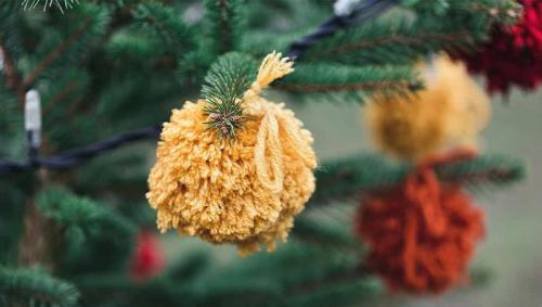 Украсить елку на улице своими руками. Украшение ёлки на улице на Новый год своими руками. 6 простых вариантов самодельных ёлочных игрушек