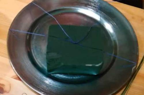 Новогодние украшения на стол своими руками. Новогодняя композиция на стол, как сделать своими руками из подручных материалов