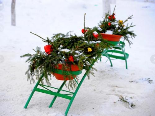 Новогодний заборчик своими руками. Новый год во дворе: как красиво украсить двор своими руками!