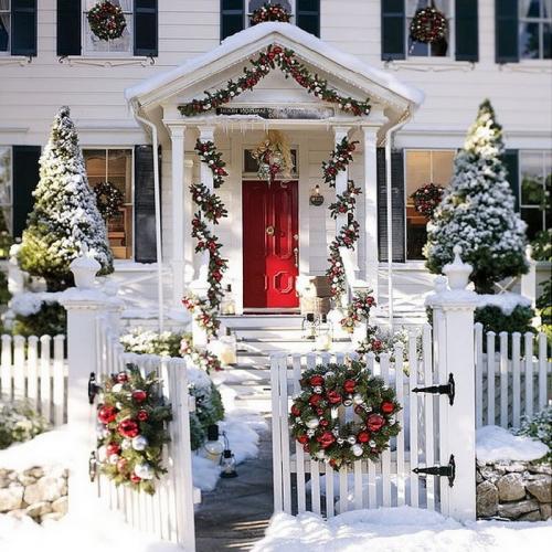 Новогодние украшения для улицы своими руками. Новогодние украшения во дворе частного дома: оригинальные задумки и идеи