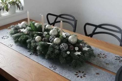 Новогодние украшения на стол своими руками. Новогодняя композиция на стол, как сделать своими руками из подручных материалов