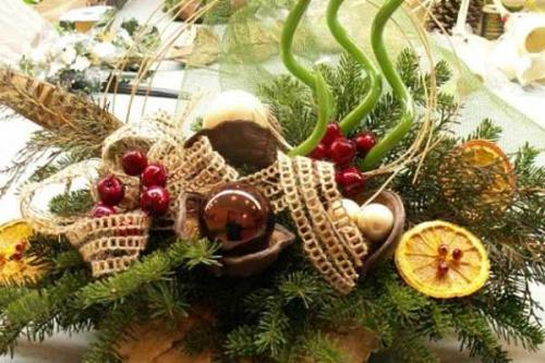 Новогодние украшения на стол своими руками. Новогодняя композиция на стол, как сделать своими руками из подручных материалов