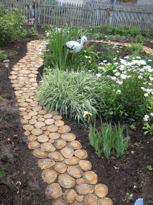 Что можно сделать из спилов дерева. Как сделать садовую дорожку из спилов дерева