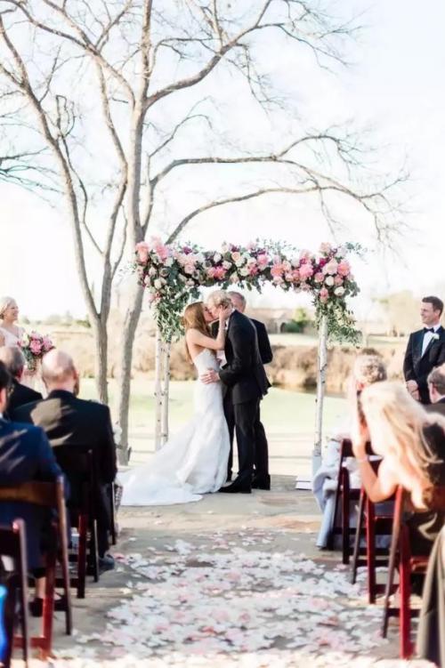 Как украсить арку на свадьбу своими руками. Свадебная арка: 30 идей, как украсить арку из дерева