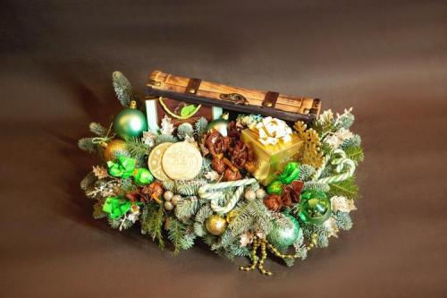 Композиция из сосновых веток своими руками. Как своими руками создать волшебную новогоднюю композицию для украшения праздника
