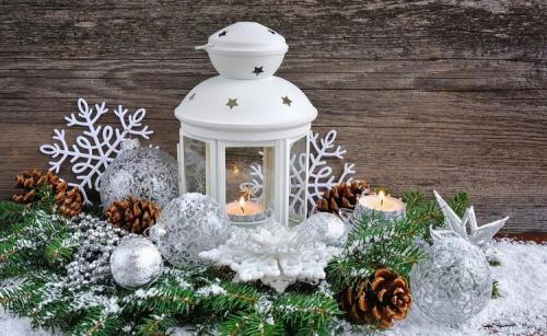 Композиция из сосновых веток своими руками. Как своими руками создать волшебную новогоднюю композицию для украшения праздника