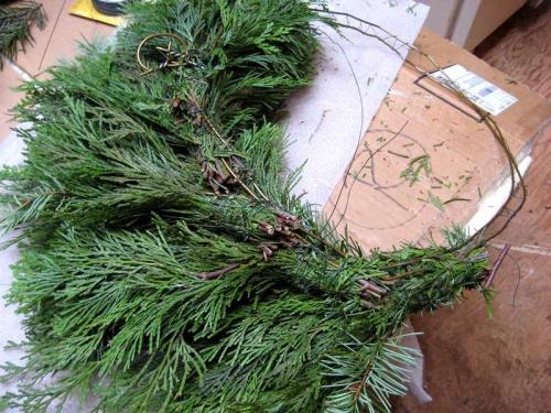 Ветки на новый год своими руками. Как сделать рождественский и новогодний венок на дверь, мастер класс 07 Ветки на новый год своими руками. Как сделать рождественский и новогодний венок на дверь, мастер класс 07