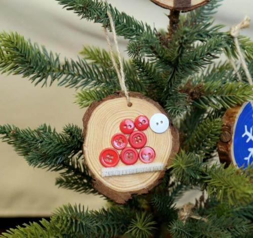 Новогодние поделки из спилов дерева. Елочные игрушки из спилов дерева своими руками