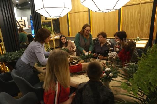 Новогодняя композиция в горшке своими руками. Новогодний букет. Как сделать зимнее кашпо своими руками?