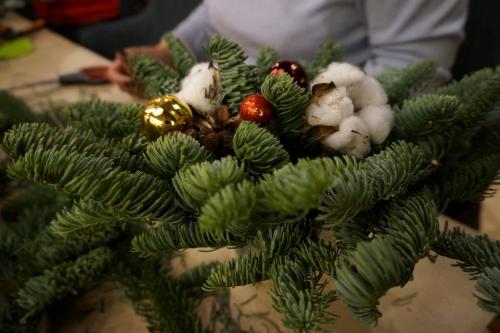 Новогодняя композиция в горшке своими руками. Новогодний букет. Как сделать зимнее кашпо своими руками?