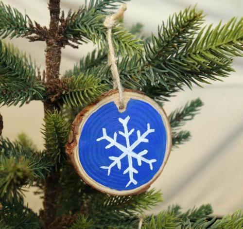 Новогодние поделки из спилов дерева. Елочные игрушки из спилов дерева своими руками