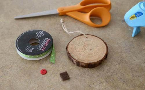 Новогодние поделки из спилов дерева. Елочные игрушки из спилов дерева своими руками