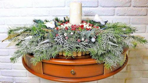 Композиция из сосновых веток своими руками. Как своими руками создать волшебную новогоднюю композицию для украшения праздника