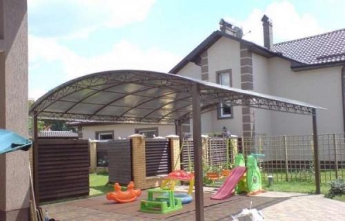 Конструкции навесов для частоного дома. Навес во дворе частного дома из поликарбоната и других материалов (250 ФОТО ИДЕЙ) – Красивый вид, удобство и практичность