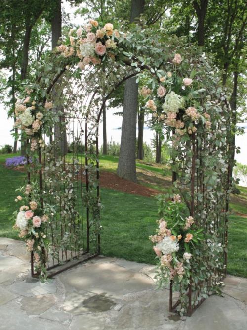 Украшение арки на свадьбу. Для чего нужна свадебная арка или навес?
