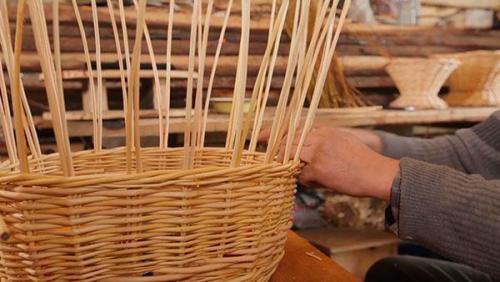 Плетеная корзина своими руками из лозы. Что нужно знать о плетении корзин из ивы: материалы, технологии, процесс изготовления