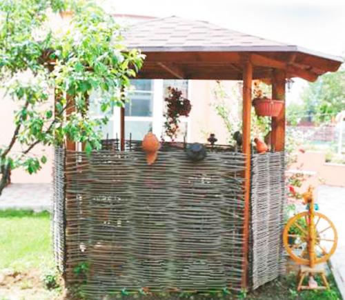 Плетёная беседка. Плетеные беседки из прутьев