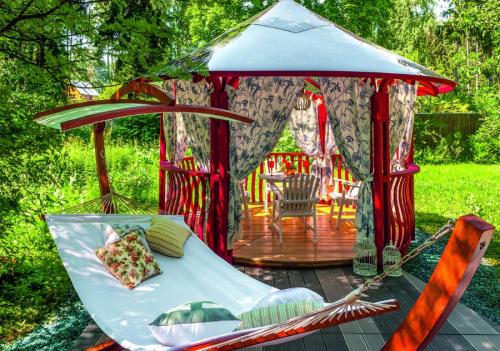 Круглая беседка с колоннами. Роль беседки в ландшафтном дизайне дачи