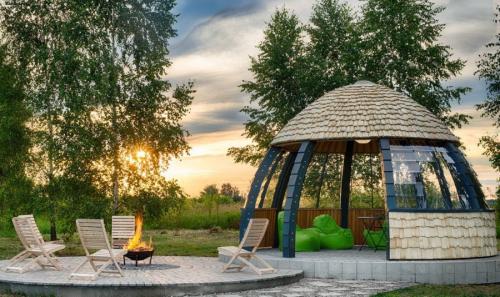 Круглая беседка с колоннами. Роль беседки в ландшафтном дизайне дачи