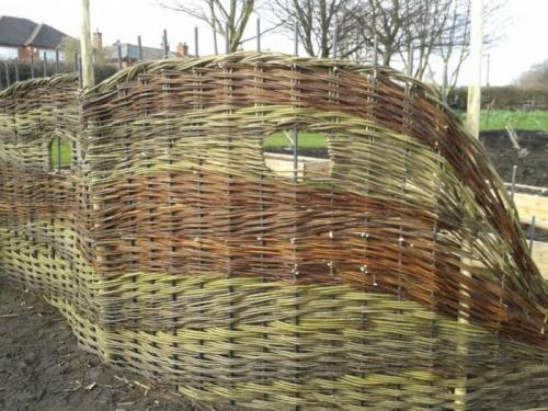 Ограждение из ивовых прутьев. Плетеный забор из лозы –, как сделать, установить и украсить забор из плетеной лозы. Мастер-класс изготовления (125 фото)