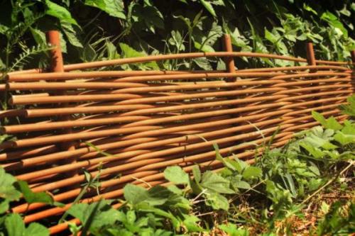 Забор из прутьев и ветвей. Из чего делают плетеный забор