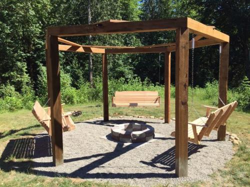 Беседка во дворе частного дома своими руками. Варианты постройки
