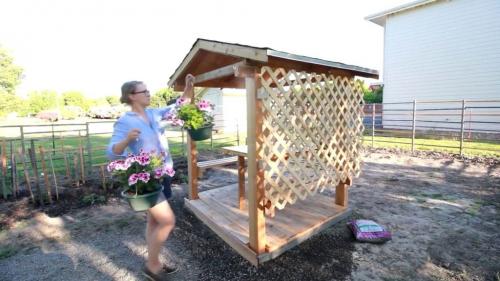 Беседка во дворе частного дома своими руками. Варианты постройки