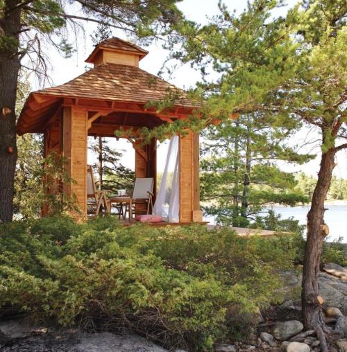 Беседка во дворе частного дома своими руками. Варианты постройки