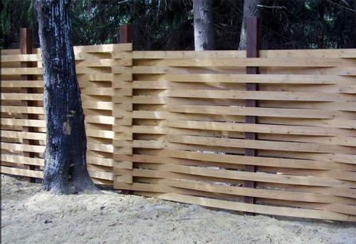 Плетеный забор из необрезной доски. Учимся делать плетеный забор из доски – все тонкости процесса