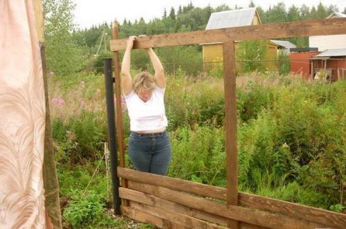 Вертикальный плетеный забор из досок. Плюсы и минусы забора-плетенки