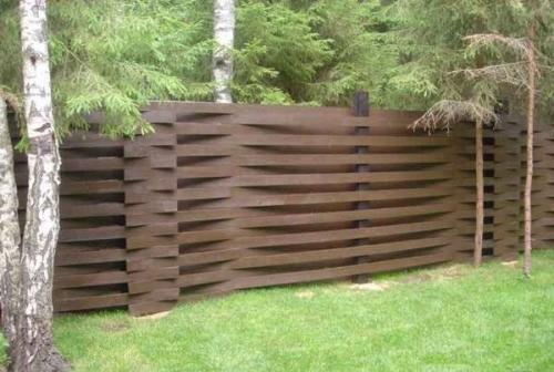 Вертикальный плетеный забор из досок. Плюсы и минусы забора-плетенки