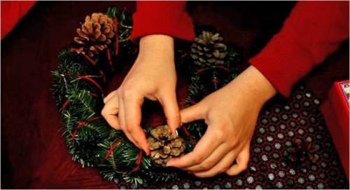 Рождественский венок своими руками из еловых веток. Классический рождественский венок из еловых веток