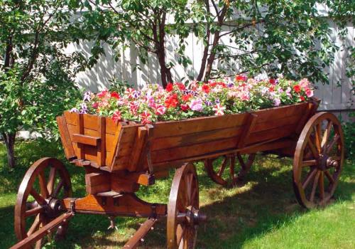 Из металла и дерева. Деревянные элементы украшения садового участка