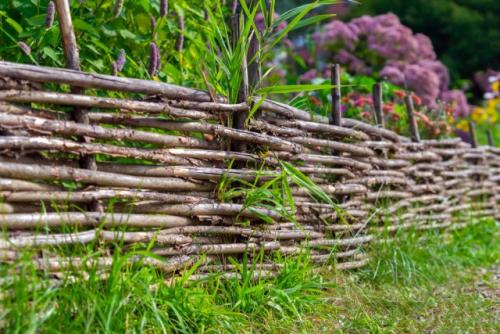 Как сделать забор плетень из прутьев различных.. Что же такое «плетень» и из чего его делают?